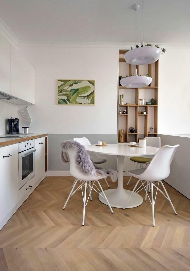 Hip, Cosmopolitan Gem In The Heart Of By Flat Mаnager Apartment