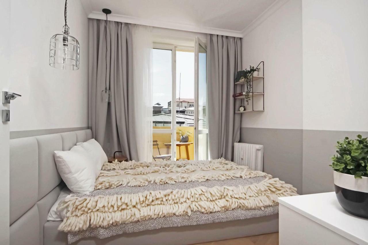 Hip, Cosmopolitan Gem In The Heart Of By Flat Mаnager Apartment