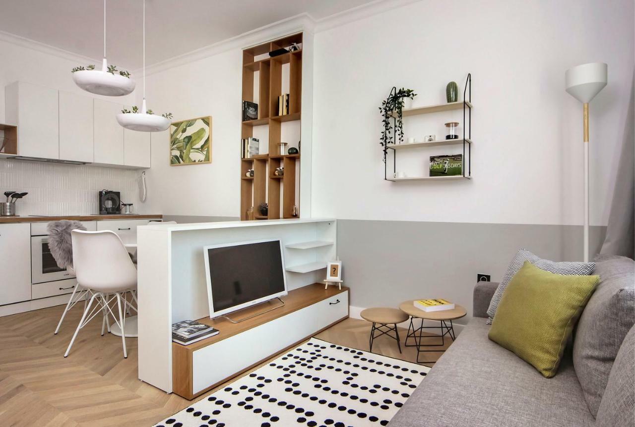 Hip, Cosmopolitan Gem In The Heart Of By Flat Mаnager Apartment